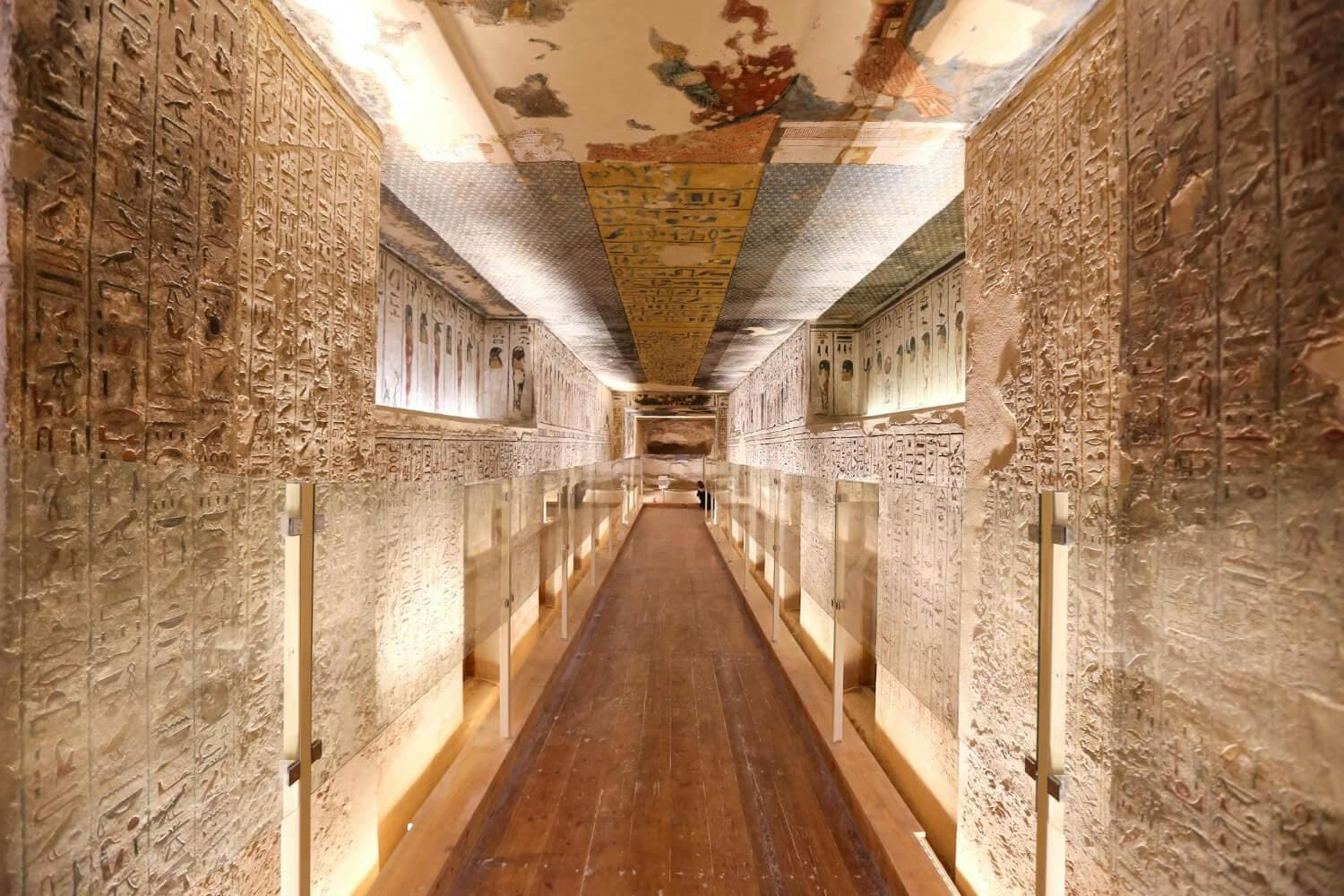 Luxor: Valley of the Kings Guided Tour + Roundtrip Transfer