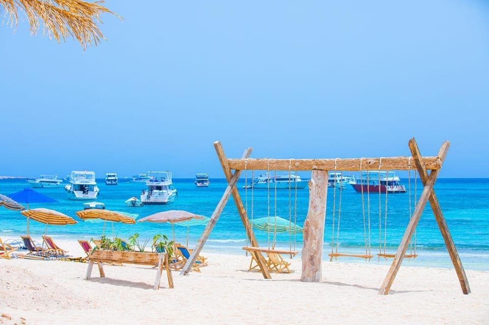 Hurghada: White Island Speedboat, Snorkeling & Fruits