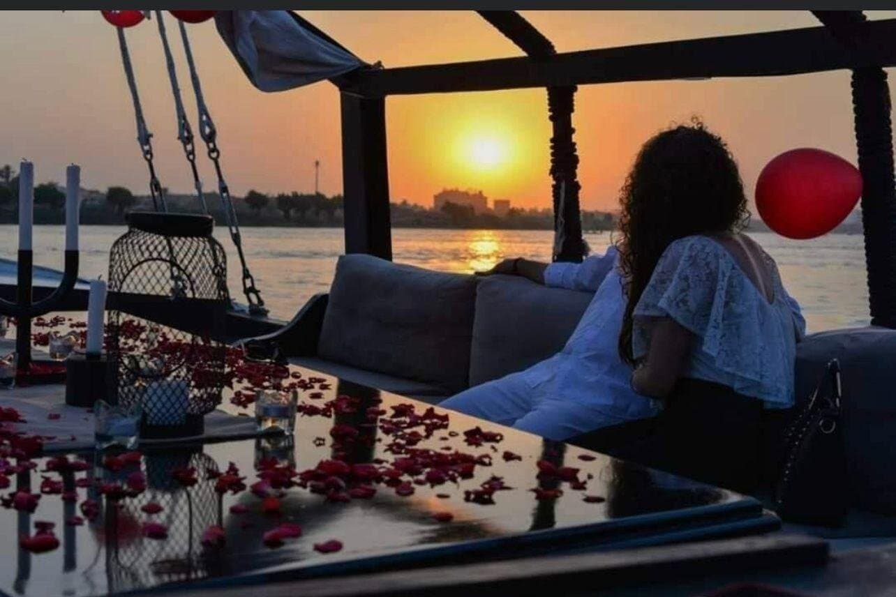مركب شراعي فاخر على النيل مع وجبة غداء