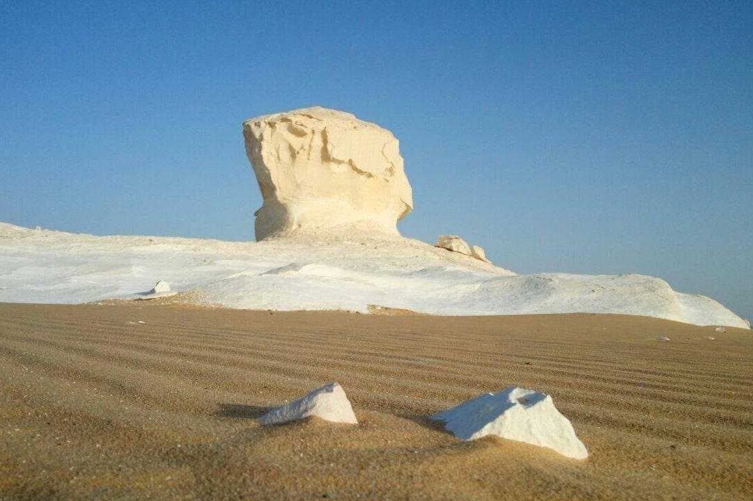 Tour di 2 giorni del deserto bianco e nero e dell'oasi dal Cairo con campeggio