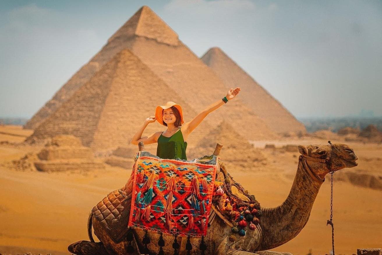 Top rated Giza Pyramids and Sphinx Tour from Cairo Airport