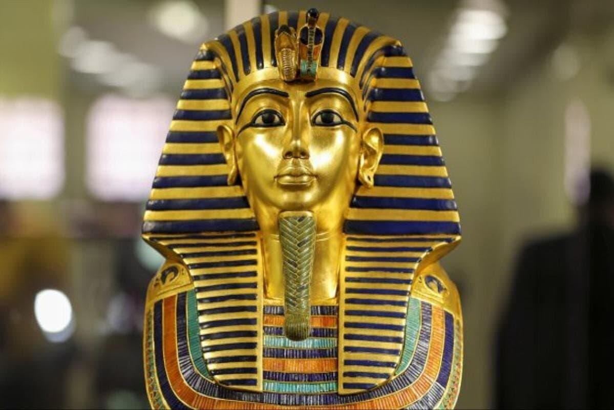 Cairo Day Trip by Bus: Pyramids & Egyptian Museum from Sharm