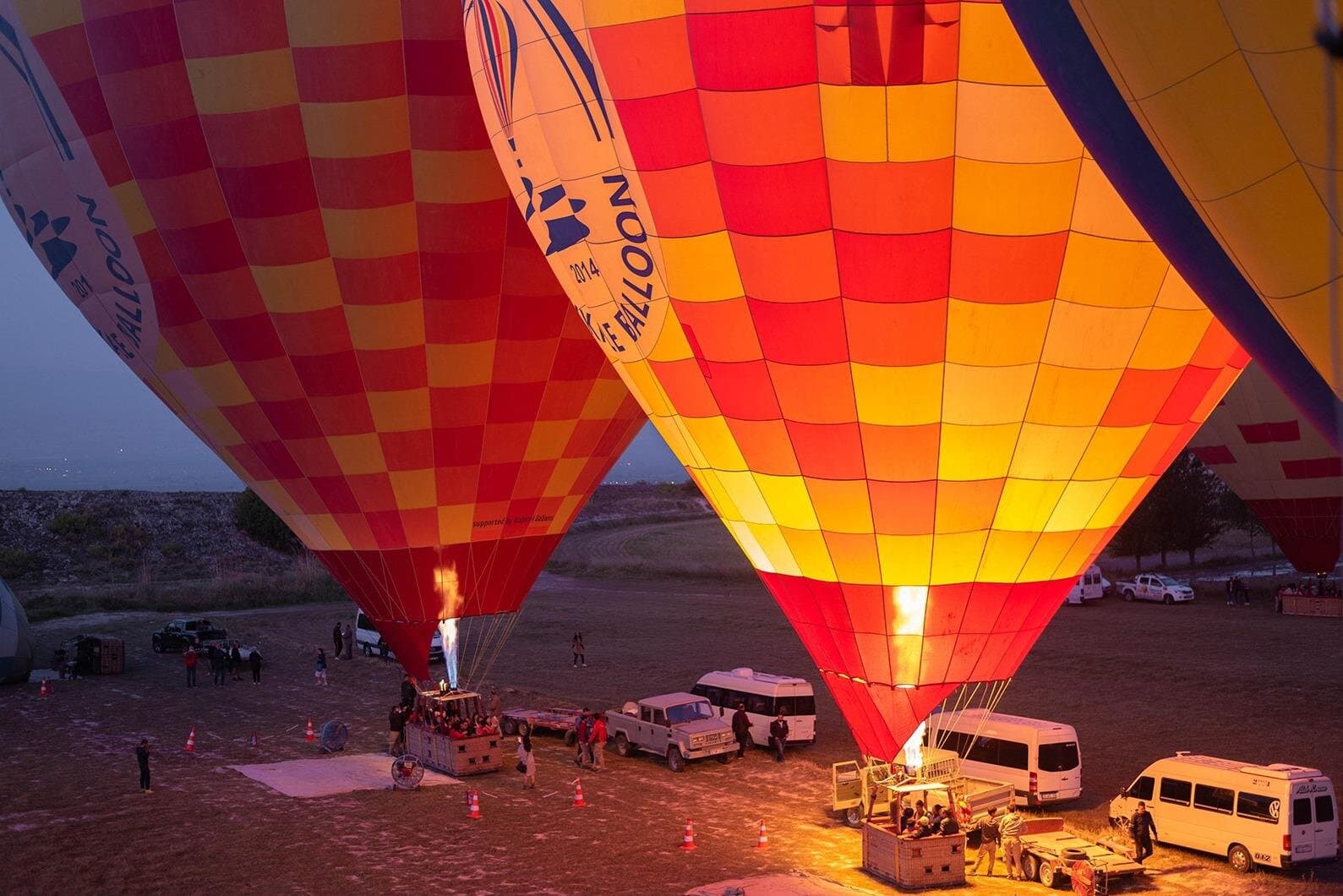 Hurghada: 2-Day Luxor Tour with Hotel Stay, Temples, Balloon&Boat