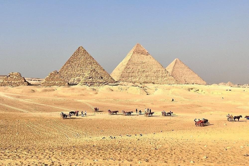Sharm El Sheikh: tour di un giorno alle Piramidi e al Museo in autobus con pranzo