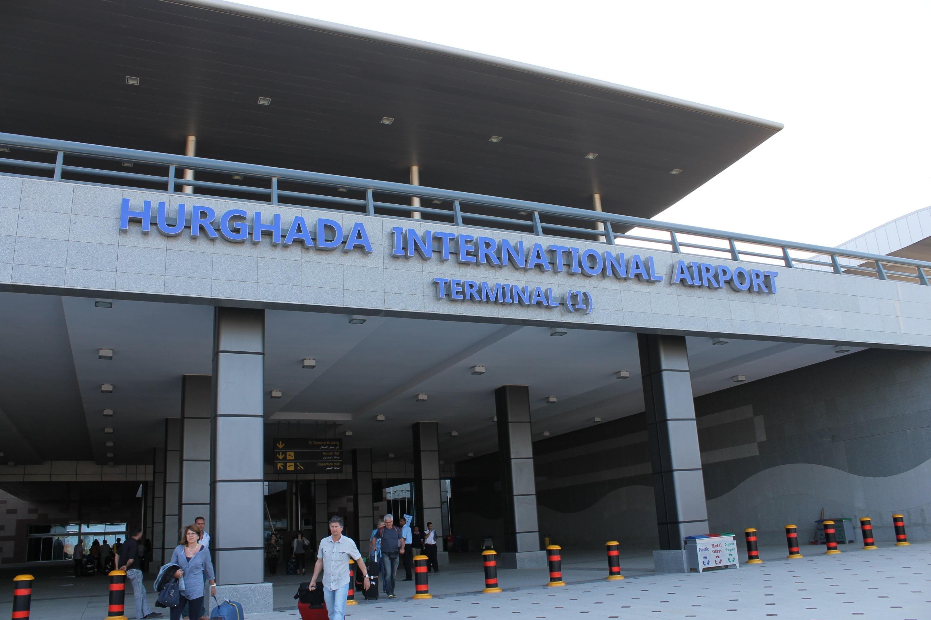 Safaga & Soma Bay: Transfer from or to Hurghada Airport + Snacks!