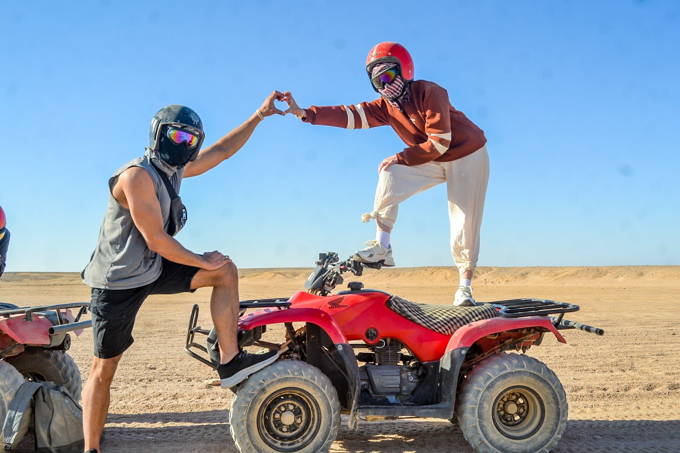 Tramonto Quad Bikes Cammelli cavalcano Spettacolo notturno a Sharm El Sheikh