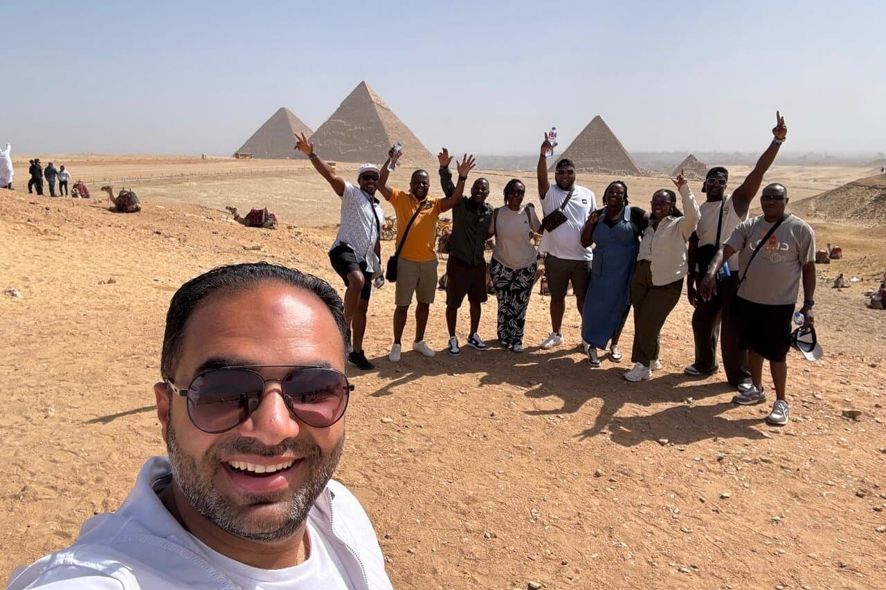 Sharm: excursión a El Cairo en avión con Pirámides y Gran Museo Egipcio o Museo Antiguo