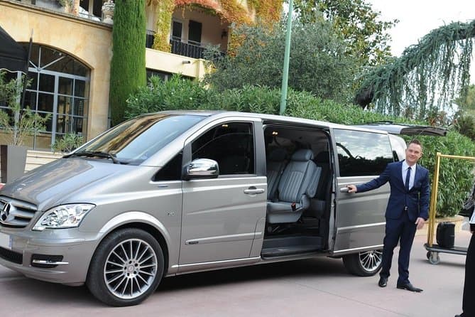 Private Airport transfer from Cairo or Giza to Cairo Airport