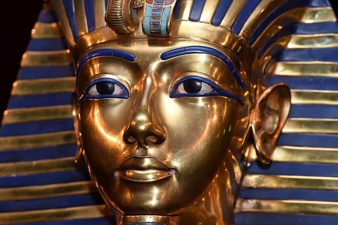 Layover tour to GEM, Giza pyramids & Bazaar including Lunch