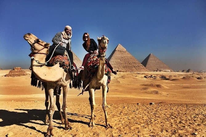 Sightseeing Day Tour to Pyramids, Egyptian Museum and Bazaar from Giza or Cairo