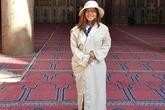 Private Guided Day Tour to the Giza Pyramids, Egyptian Museum, and Al-Hussein Mosque in Cairo