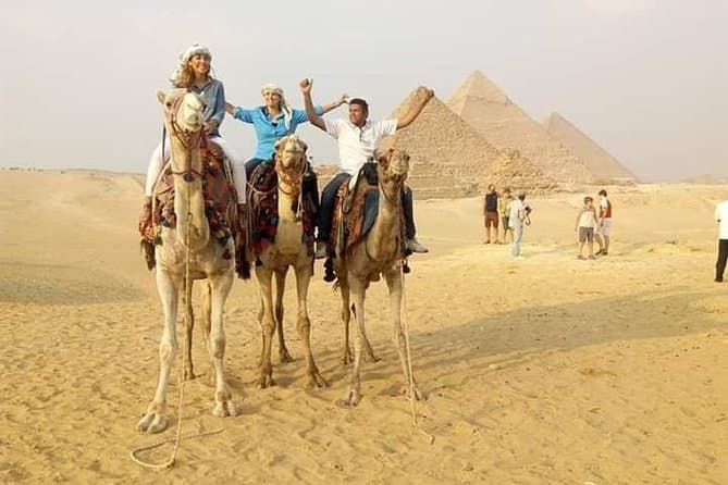 Paseo en camello al atardecer y espectáculo de luces desde El Cairo