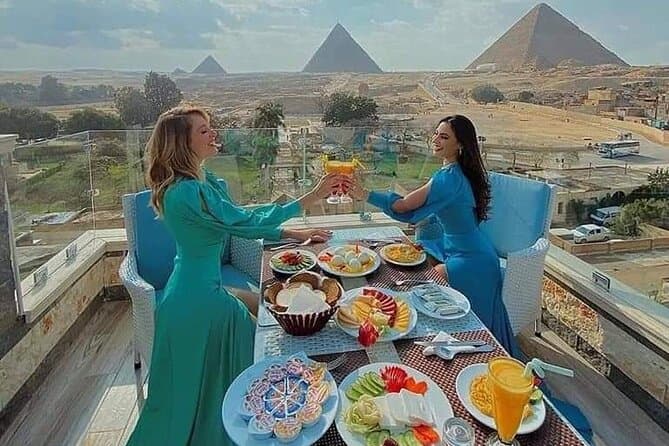 Giza: Dinner with Pyramids All Around You at Rooftop7000