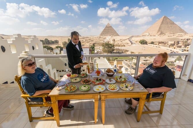 Giza: Lunch with Pyramids All Around You at Rooftop7000