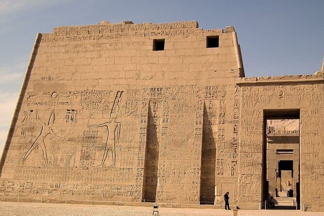 رحلة اقتصادية: يوم كامل خاص في البر الغربي