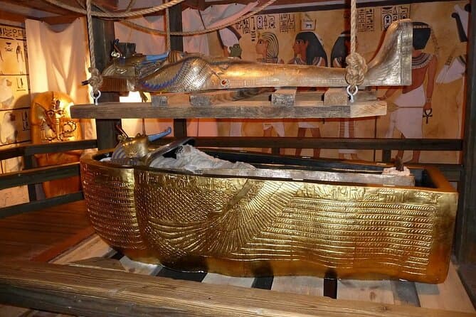 Guided day tour to Hatshpsute Temple