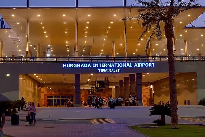 Safaga & Soma Bay: Transfer from or to Hurghada Airport + Snacks!