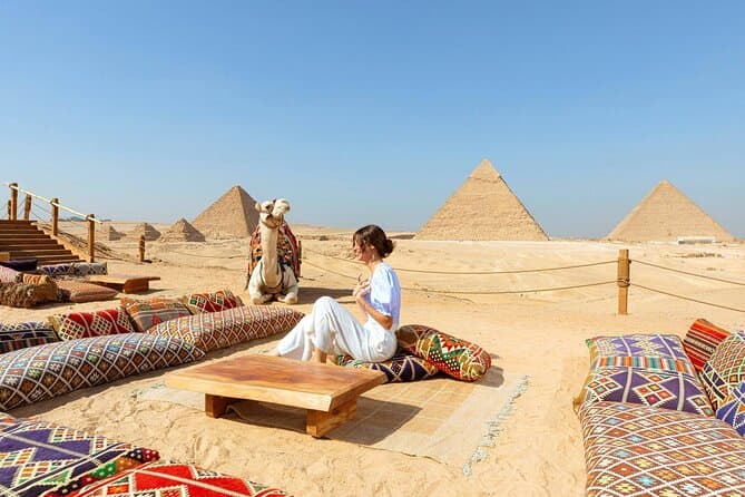 Half Day Tour in Pyramid of Giza With Lunch at 9 Pyramids Lounge