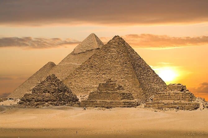 2-Day Cairo Private Tour: National Museum, Pyramids & Nile