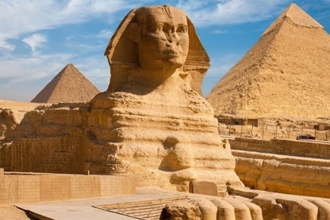 From Hurghada: Cairo & Pyramids Day Trip with GEM Museum & Lunch
