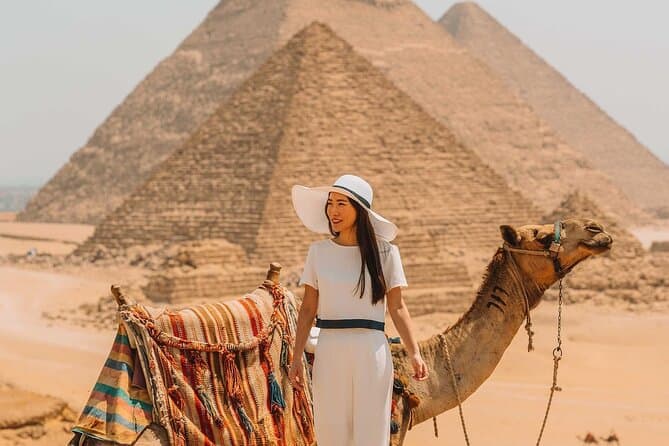 Private Half-Day Guided Tour to Giza pyramids and Sphinx with female guide