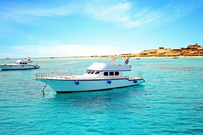 Yacht Cruise to Dolphin House with Lunch in Hurghada