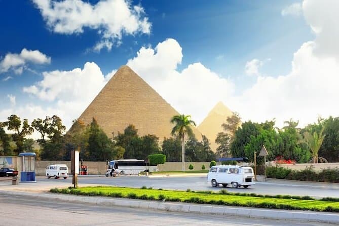 Cairo Day Private Tour to Pyramids, Sphinx and Museum with Lunch