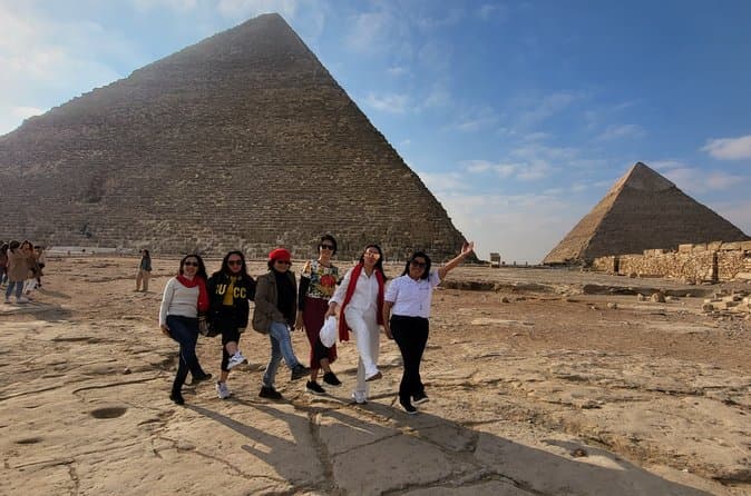 Giza Pyramids Tour with Breakfast or Lunch at 9 Lounge