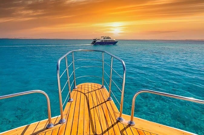 Isla Paraíso: aventura en barco al atardecer con snorkel en Hurghada
