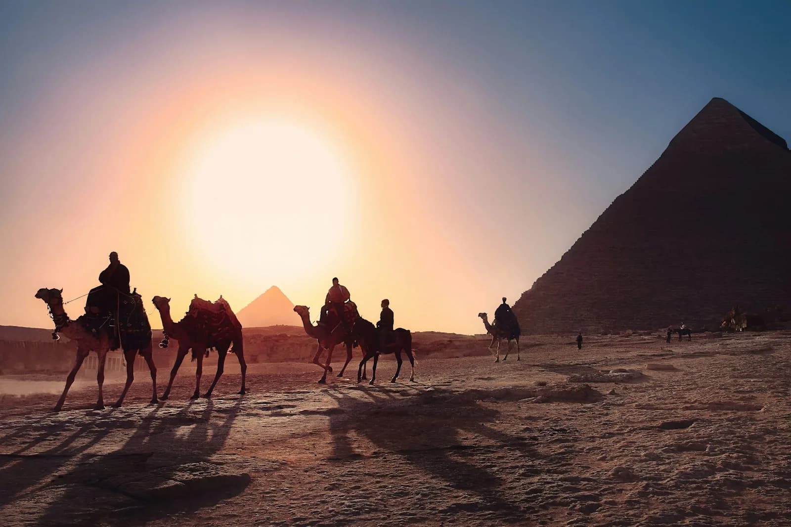 Cairo Day Trip from Hurghada (2026): By Road or by Flight?