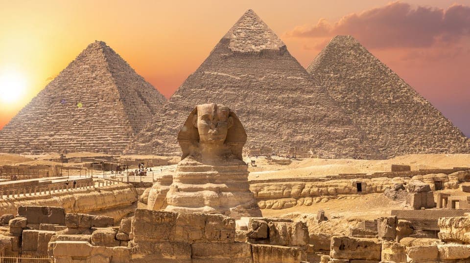 A Half-Day Expedition to Giza Pyramids and Sphinx