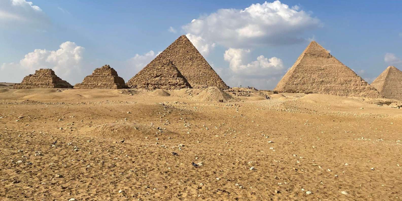Female Guide To Pyramids of Giza, Egyptian Museum and Bazaar
