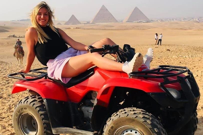 جولة خاصة بالدراجات الرباعية في الصحراء بالقاهرة مع الأهرامات وغروب الشمس