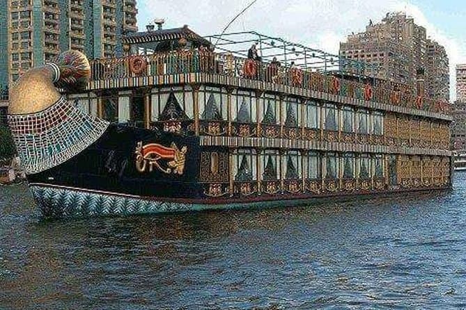 رحلة عشاء على نهر النيل مع عرض شرقي