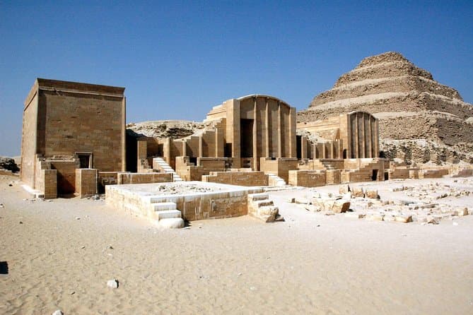 جولة خاصة لنصف يوم إلى أهرامات دهشور وممفيس وسقارة