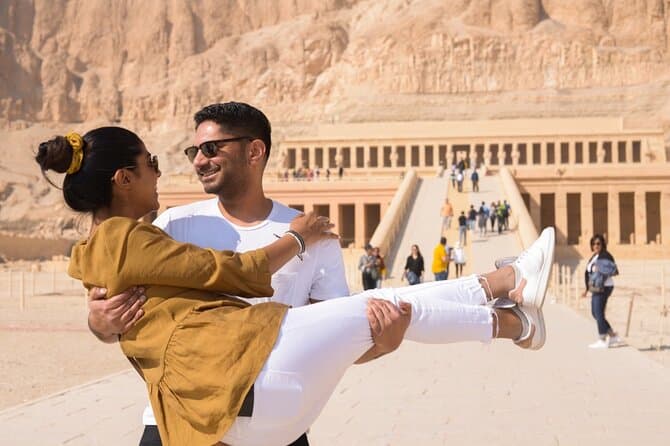Tour privato di un'intera giornata a Luxor East & West Bank con pranzo egiziano