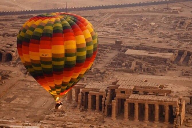 From Hurghada: Luxor Overnight Tour with Hot Air Balloon Ride