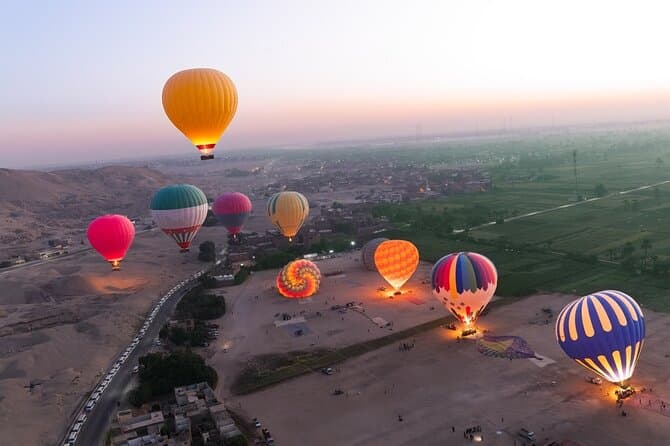 رحلة بالمنطاد عند شروق الشمس