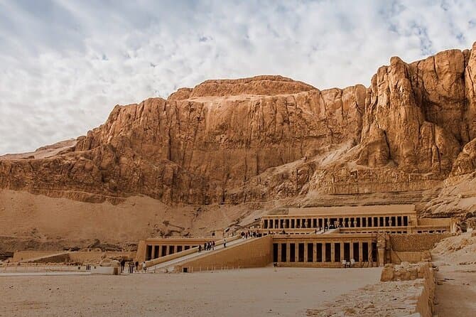 الأقصر: نصف يوم في وادي الملوك وحتشبسوت وتمثالي ممنون