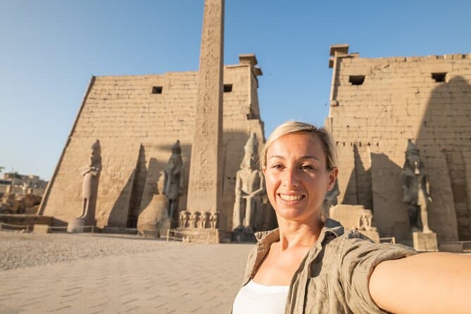 Tour privado por las orillas oeste y este de Luxor con globo aerostático, faluca y almuerzo