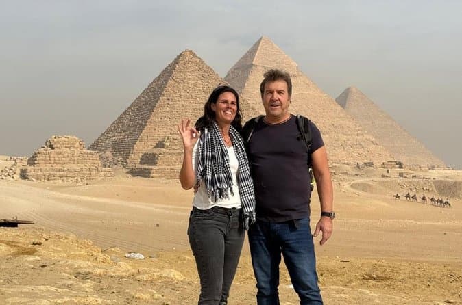 Private Day Tour to Giza Pyramids and Saqqara with Hotel Pickup