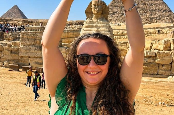Female Guided Tour for Pyramids, Bazaar and Museum Tour