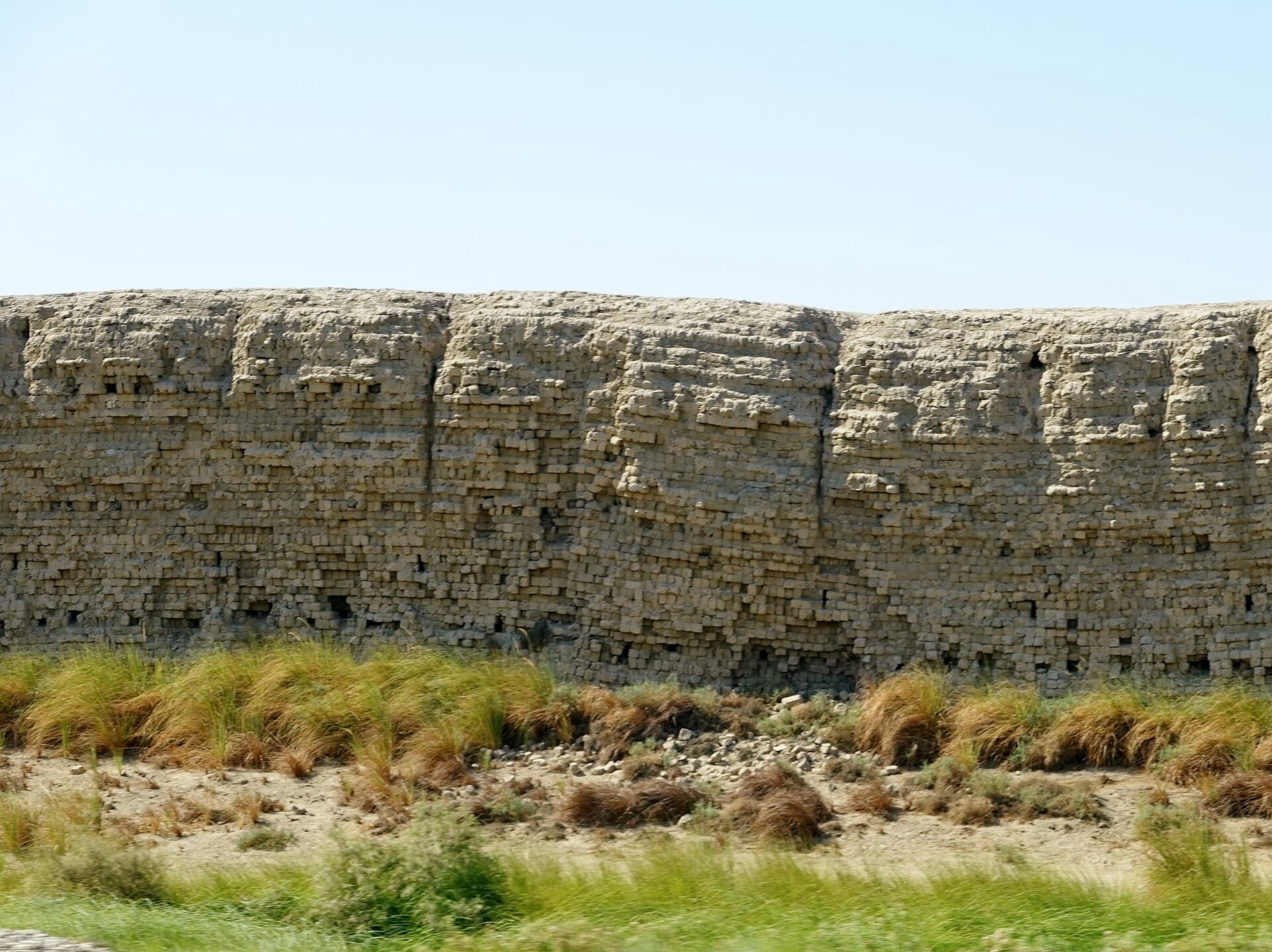 The great mudbrick enclosure wall at Nekheb, El Kab
