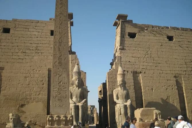 Excursión de un día a Luxor desde El Cairo en avión, tumba del rey Tut incluida