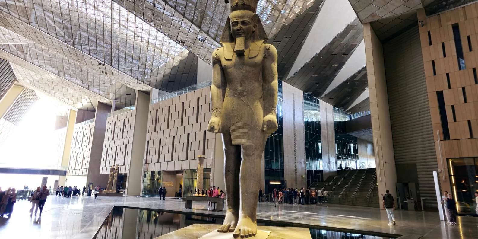 Da Hurghada: Gita di un giorno al Grande Museo Egizio e alle Piramidi del Cairo