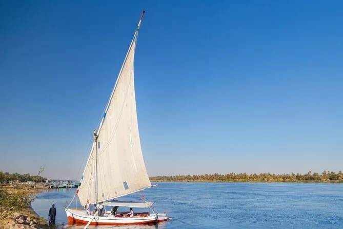 Feluca sul Nilo al tramonto a Luxor