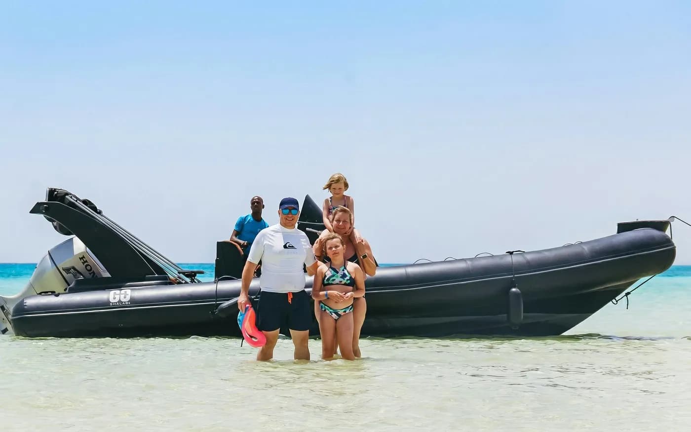 Orange Bay e isola di Magawish: motoscafo con snorkeling, pranzo e transfer
