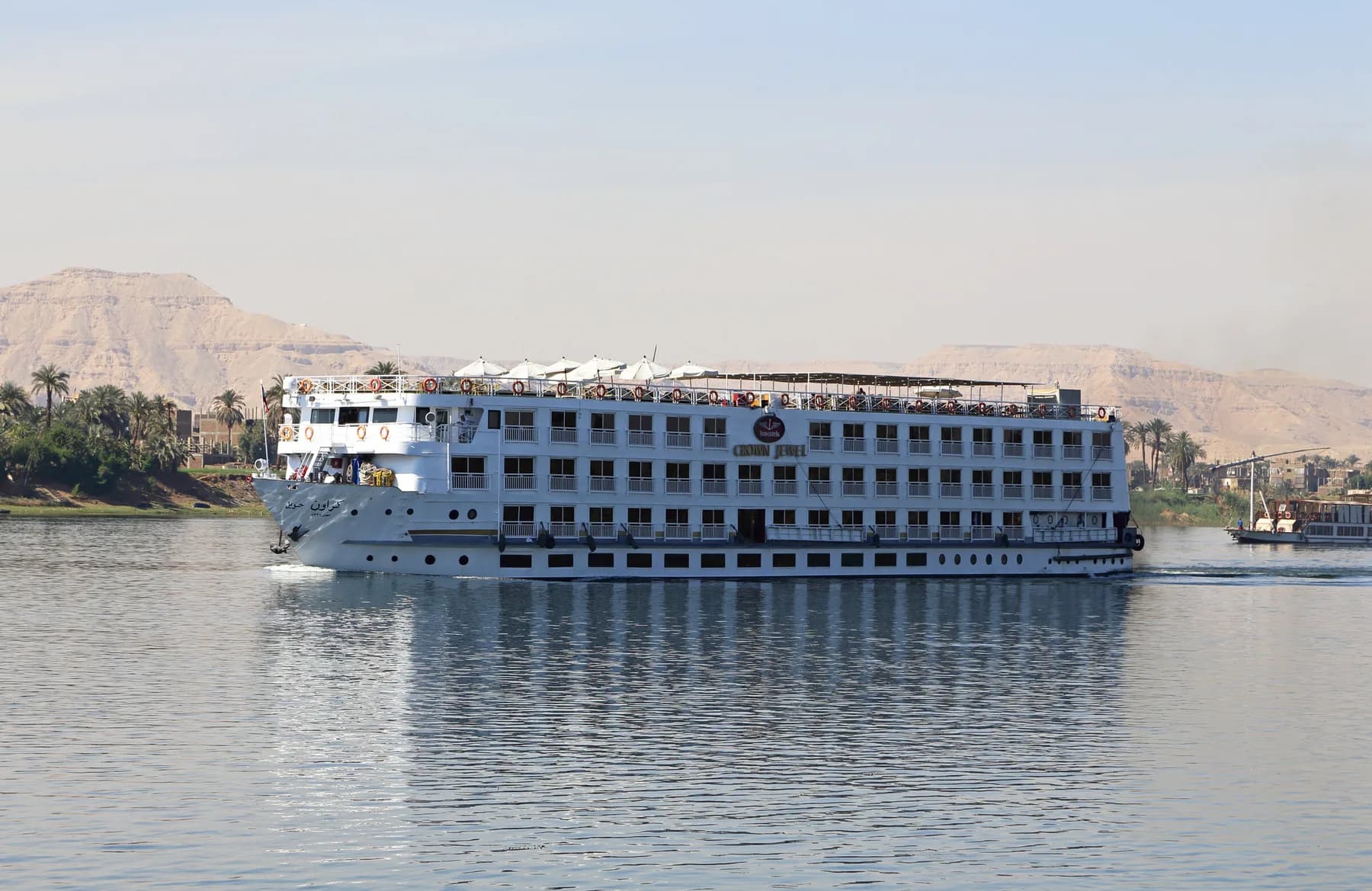 Le Crown Jewel, grand bateau de croisière standard à plusieurs ponts, sur le Nil à Louxor
