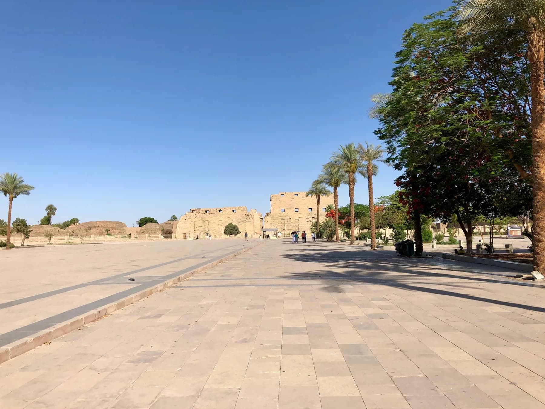 Esplanade d’entrée du temple de Karnak, zone d’accueil menant au premier pylône