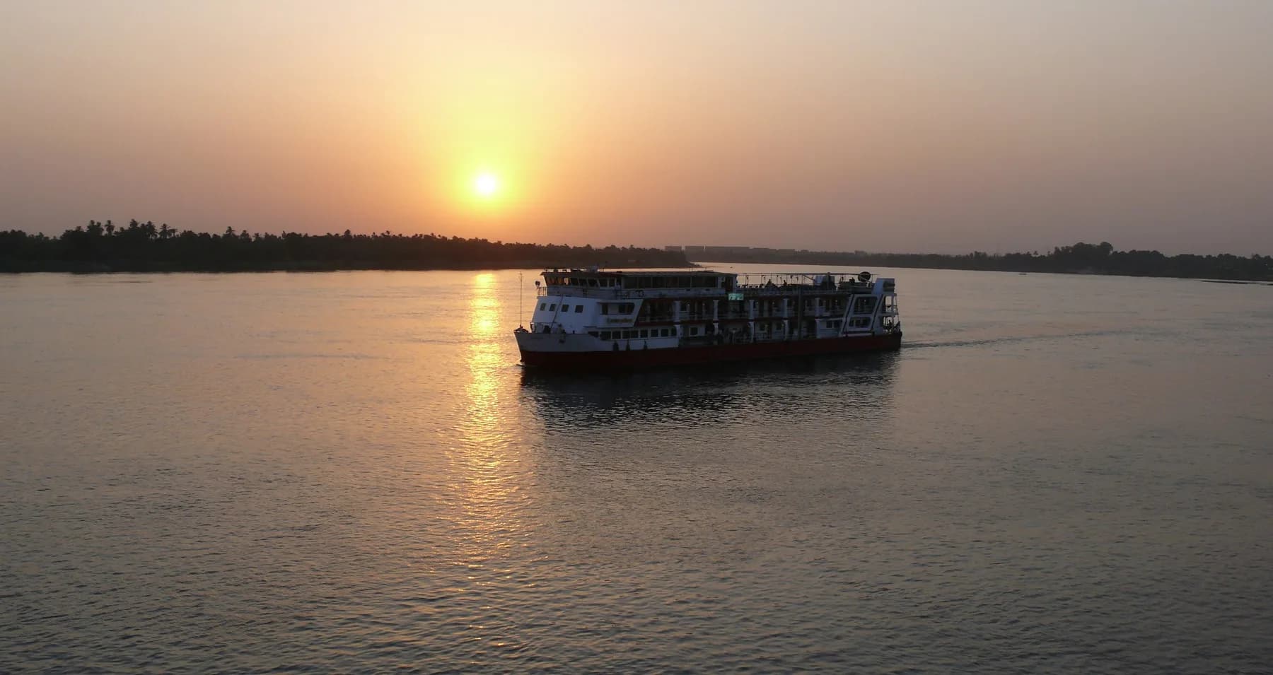 La nave da crociera Karim Palace in arrivo a Kom Ombo verso il tramonto